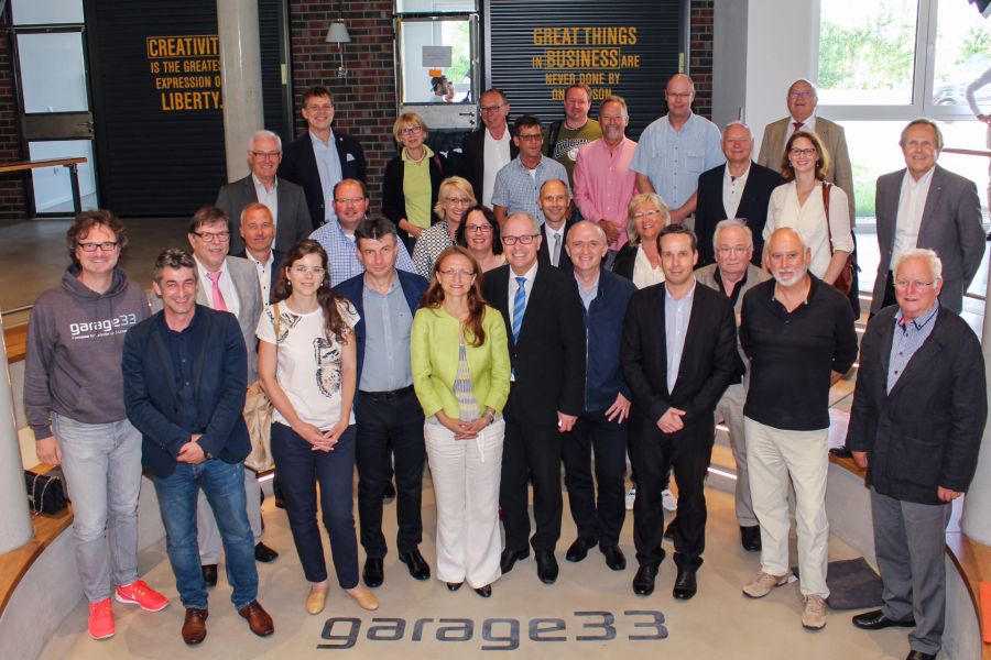 Ausschussmitglieder, die sich u.a. aus den Fraktions- und Ausschussvorsitzenden rekrutieren und somit einen „kleinen Kreistag“ darstellen. Links: Vizepräsident Prof. Dr. Kabst, Mitte: Landrätin Daniela Cimpean und Landrat Manfred Müller   Bildnachweis: Pressestelle der Universität Paderborn